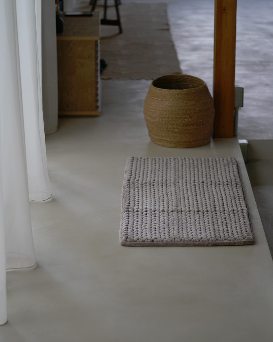cucanstaff's tweet photo. 「いつもありがとう、元気でいてね。」の願いを込めて
やさしさを贈るインテリア。

今日9月21日は敬老の日🍂
プレゼントにもぴったりな、
もちもちふかふかマットをご紹介します🎁

むちむちの大きな編み目が印象的で
とってもキュートなニット風マット。

全体の厚みは約3cm程とボリューミーで、
もっちもちのふっかふか。

竹炭を練り込んだ低反発ウレタンを使用しているので、
消臭や調湿効果が期待できます✨

さらに、厚手だけど手洗いOK❣️
汚れを気にせず普段使いできちゃいます。

3サイズ展開で、玄関マットとしてだけでなく、
クッションや座布団代わり、足元の冷え対策、
ワンちゃんやネコちゃんのベッドにもぴったりです◎

ご購入はこちら👇
https://t.co/3VHSFPPYfu

#敬老の日 #ギフト #プレゼント #玄関マッ��� #インテリア
