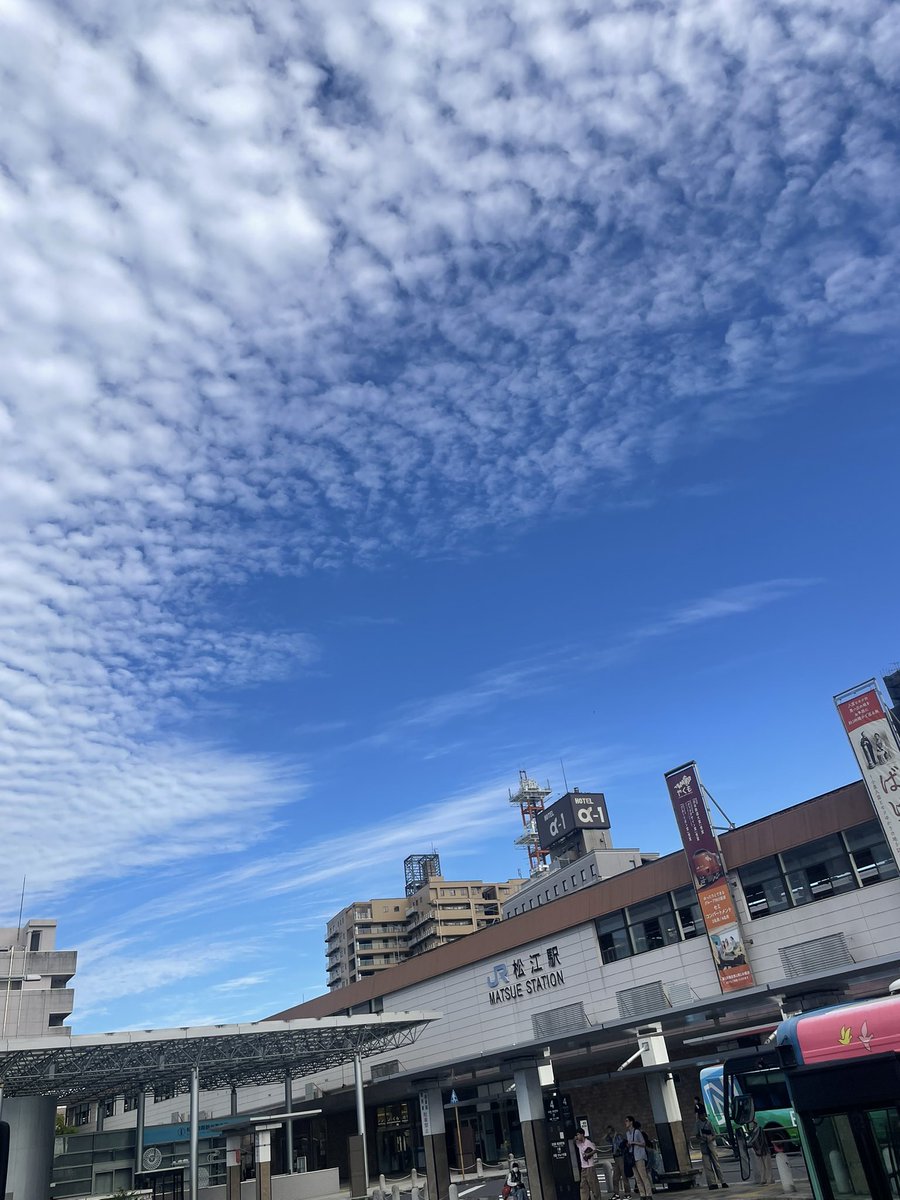 hikaru0084's tweet photo. 松江でのショーも大成功に終わって✨

米子 鬼太郎空港✈️に向かいます

もう空が秋なんですけど〜

夏終わっちゃうのぉ？？？💦 https://t.co/tieYAPkvVo