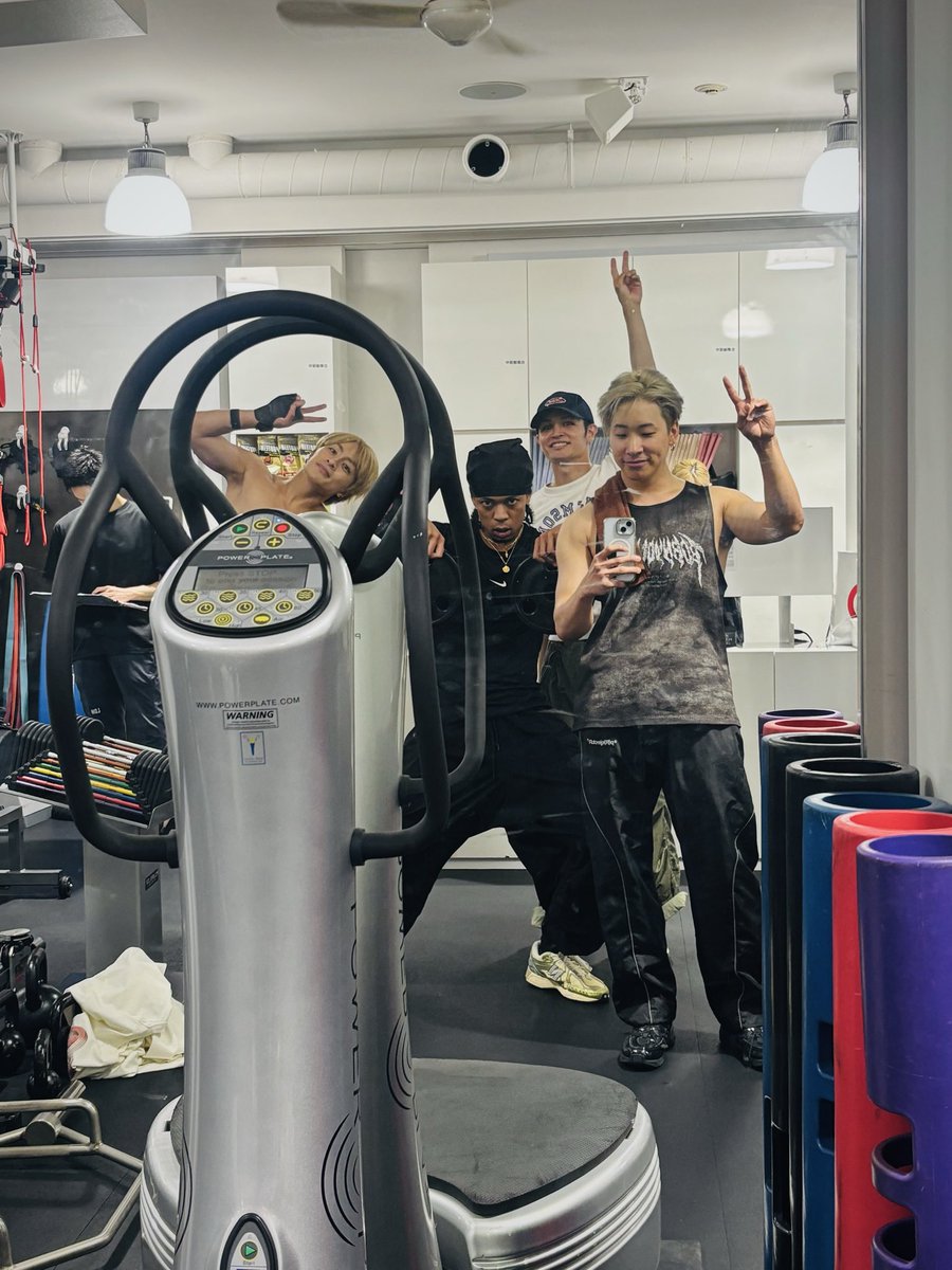 therampagezin's tweet photo. 今日のジムメンバーは
根明代表先輩亜嵐さん
センス抜群後輩JIMMYちゃん
ハイサイダンスバケモン瑠唯
でした🏋️✨

貯筋完了✅ https://t.co/oMOPMqDPJw