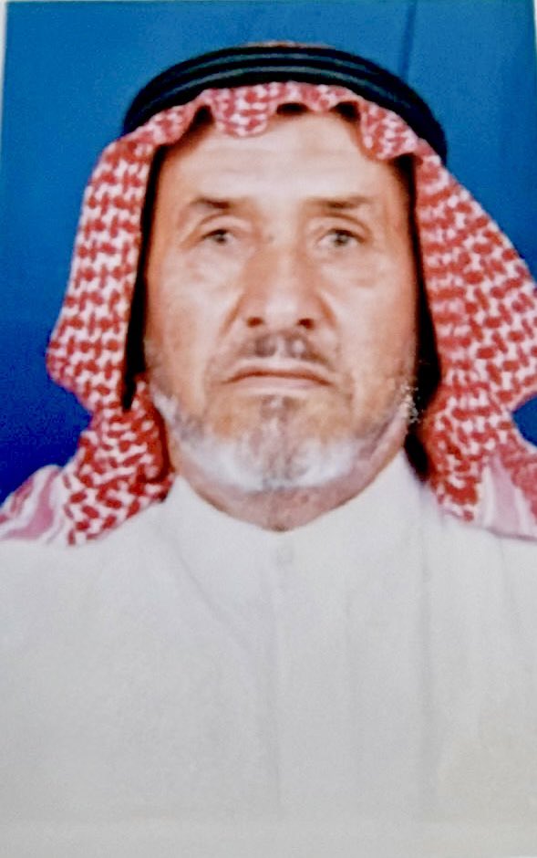 3232Sab's tweet photo. من يعمل خير لا يعلّم به

إن الرحيل لا يأخذ الإنسان كله؛ فقد تغيب الملامح، ويسكن الصوت، ويخلو المجلس من صاحبه، ويبقى من جميل السيرة ما لا تقوى الأيام على محوه، ذكرٌ تألفه القلوب، ومواقف تستعيد بها الذاكرة أصحابها، وأثرٌ يجدّد في النفوس شيئًا من حضورهم كلما مرّت أسماؤهم على الألسنة.
للأبواء من رجالها أسماءٌ إذا مرّت في حديث أهلها لم تأتِ وحدها؛ جاءت معها صورٌ من أيام مضت، وملامح ألفتها العيون، وأحاديث أنست بها المجالس، وخصالٌ بقي عبيرها في القلوب، حتى يصبح الذكر الطيب صلةً خفية بين من رحل والمكان الذي عاش فيه.
تحتفظ ذاكرة الأبواء للشيخ علي حسن بن يوسف أبو جلي المحمدي رحمه الله بصورةٍ لم يبهتها الرحيل؛ لطفٌ في الحديث، وسهولةٌ في المعشر، وتواضعٌ لا تصنّع فيه، وابتسامةٌ ألفها من عرفه، حتى بقي ذكره مقرونًا بصورة رجل عاش بين أهله على سجيته، قريبًا منهم، عزيزًا في مودتهم.
أما حكايته مع الكرم، فلها باب أجمل ما يفتحه قول كان يجري على لسانه، ثم كشفت الأيام بعد رحيله كم كان يشبه صاحبه:
"من يعمل خير لا يعلّم به"
لم تكن عبارة يقولها أبو حسين ثم تمضي، بل كانت خُلُقًا عاشه؛ فالكرم عنده كان أوسع من مال يُبذل، كان كرم نفس قبل أن يكون كرم يد، يعرف للحاجة حرمتها، ولصاحبها كرامته، ويبذل ما يستطيع بقلب سمح، طالبًا ما عند الله، لا يجعل للعطاء قيمة في نفسه إلا بمقدار ما يحققه من خير.
لعل الحكمة الدارجة: "يا ليت لي عند الكرام دَين" تجد معناها في أمثال أبي حسين؛ فالكرام يحفظون الود، ويرعون الصحبة، ويذكرون الجميل، وكان في طبعه ميل إلى الوقوف مع الناس ومشاركتهم أحوالهم، يرى المروءة فعلًا قبل أن تكون قولًا، ويرى للصلة والمودة حقوقًا لا ينبغي أن تغيرها الأيام.
كان الخير عنده واسع الأبواب؛ مواساة في حزن، ووقوفًا مع صاحب حاجة، ووفاءً لصديق، وبذلًا لما يستطيع ابتغاء الأجر، يفعل ذلك بنفس سمحة لا تمنّ بما أعطت، ولا تنتظر ثناءً على ما صنعت، فقد كان يرى للناس حقوقًا تؤديها المودة، وللمعروف قيمة تزداد حين يصاحبه لطف يحفظ للإنسان قدره.
كان تواضعه يراه من عرفه في قربه من الناس، ولين حديثه، وسهولة مجلسه، لم تكن مكانته بين أهله تمنعه من أن يكون قريبًا منهم، يألف ويؤلف، ويستقبل من يلقاه بنفس طيبة، حتى كانت البساطة المحببة جزءًا من شخصيته، وكان حسن لقائه بالناس لونًا آخر من ألوان كرمه؛ فالإنسان قد يكرم بماله، وقد يكرم كذلك بكلمة طيبة ووجه يؤنس من يلقاه.
لابتسامته في ذاكرة من عرفه حضور لا يحتاج إلى مبالغة؛ كانت تليق بطبعه الهادئ ولطف معشره، وتمنح لقاءه شيئًا من الأنس، حتى إذا اجتمعت إلى تواضعه وسماحته اكتملت صورة الرجل الذي يجد الناس في قربه راحة، وفي حديثه لطفًا، وفي صحبته مودة.
كان وفيًّا للصحبة، حافظًا للمودة، يعرف للناس أقدارهم، ولا تمحو الأيام عنده جميلًا سبق، ولا تغير الأحوال ما استقر من ود؛ فالوفاء عنده لم يكن كلمة تقال في ساعة الصفاء، بل خُلُقًا يبقى مع الأيام، وحفظًا للصحبة، ورعاية لما بين الناس من ود.
رحل أبو حسين رحمه الله، وبقي في ذاكرة الأبواء ما ألفه أهله وأصحابه منه؛ لطف الحديث، وسهولة المجلس، والتواضع، وكرم النفس، والوفاء، ومواقف من الخير مضت أيامها وبقي أثرها، عاش قريبًا من أهله، يشاركهم أحوال الحياة بقلب سمح، فحفظت له القلوب مودته، وبقي ذكره الطيب كلما جرى في المجالس حمل معه شيئًا من جميل سيرته.
تبقى كلمته “من يعمل خير لا يعلّم به” مفتاحًا جميلًا لجانب من سيرته؛ قالها على سجيته، وعاش معناها في مواقفه، فبقيت بعده شاهدة على نفس رأت الخير عملًا يُبتغى به ما عند الله، لا حديثًا يُطلب به ما عند الناس.
رحم الله أبا حسين رحمة واسعة، وغفر له وأكرم نزله ووسّع مدخله، وجزاه عن كرمه ووفائه ومروءته، وعن كل خير قدّمه، وكل خاطر جبره، وكل معروف بذله ابتغاء وجه الله خير الجزاء، وجعل جميل عمله في ميزان حسناته، ونورًا له ورفعةً في درجاته، وأسكنه فسيح جناته.

#الأبواء
#شخصيات_من_الأبواء
#صابر_المحمدي