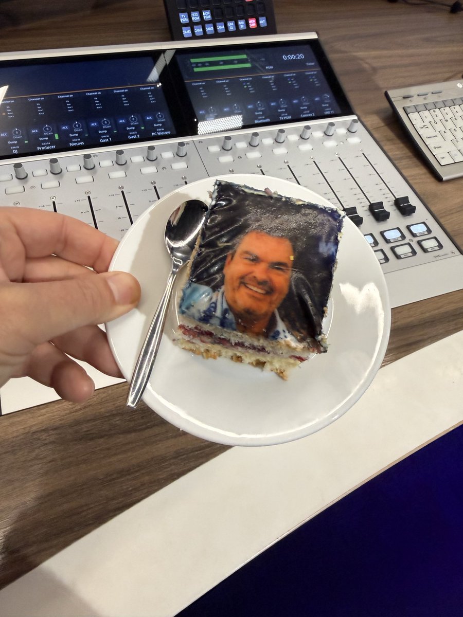 ericbats's tweet photo. Leuke geste van collega @Merijn_Slagter Omdat ik afgelopen zomer de WK-pool van @rtvnoord heb gewonnen, konden we smullen van een heerlijke fototaart 😄🍰⚽️ #studiogrunn #rtvnoord https://t.co/RX6EMxUqmU