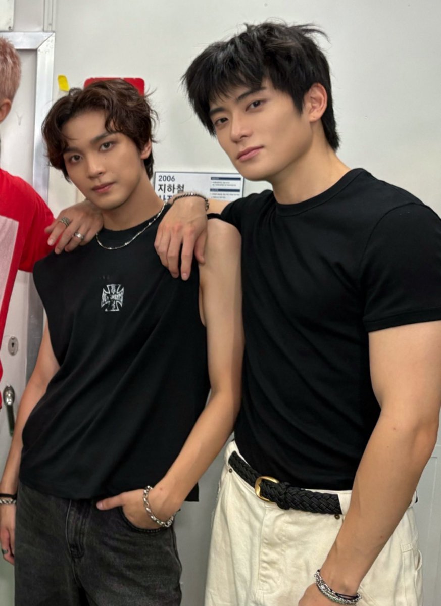 unojaehyun's tweet photo. the arm size difference i feel sick https://t.co/RvoPJrB3bC