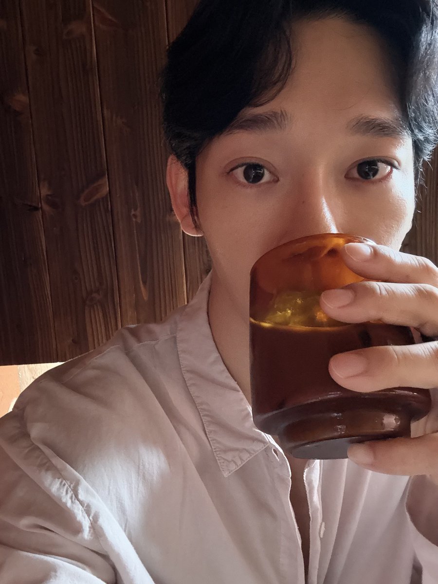 enjieLou's tweet photo. Jongdae bubble update today! AND A NEW SELFIE ANGLE!!??? 🤩💛 #첸 #CHEN #첸버블 #종대버블

🦖: Drinking matcha latte
🦖: I look a bit angry in the photo though? ㅎㅎ 😂

Edit: he sent 2 more selfies!!! 😭😭😭

🦖: curly curly curly hair
🦖: Right, my hair has grown a lot in the meantime 🤫
🦖: I'm planning to get a haircut next week ㅎㅎ