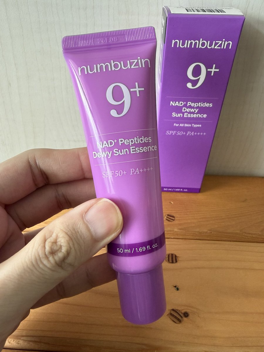 oak_html_5's tweet photo. กันแดดสายผิวฉ่ำโกลว์ ✨
Numbuzin No.9 NAD+ Peptides Dewy Sun Essence ☀️ เนื้อบางเบา เกลี่ยง่าย ฟินิช Dewy ดูผิวสุขภาพดี 🤍 มี NAD+ และ 9 เปปไทด์ เป็นส่วนผสม

✨ พิกัด >> https://t.co/B8n1zc49gq

#Numbuzin #กันแดด #ครีมกันแดด #เกาหลี https://t.co/nVKaYNhfcO