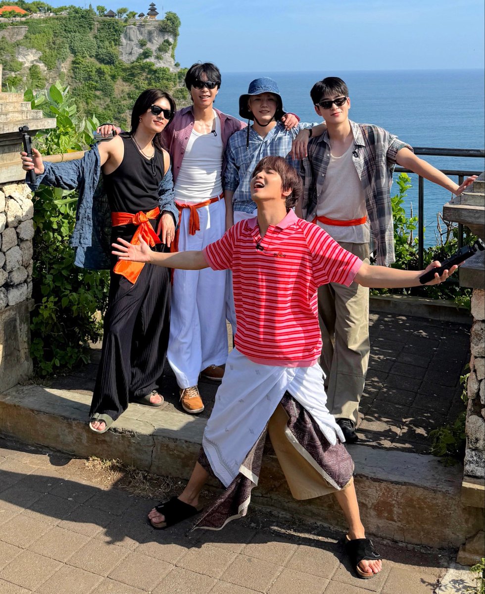 mybelovesun's tweet photo. standing banner yang dari doyoung pake foto waktu ilichil di Bali.... jadi foto bareng bannernya juga niru pose yang waktu di bali wkwkwkwk https://t.co/KrvBI5Zw8a