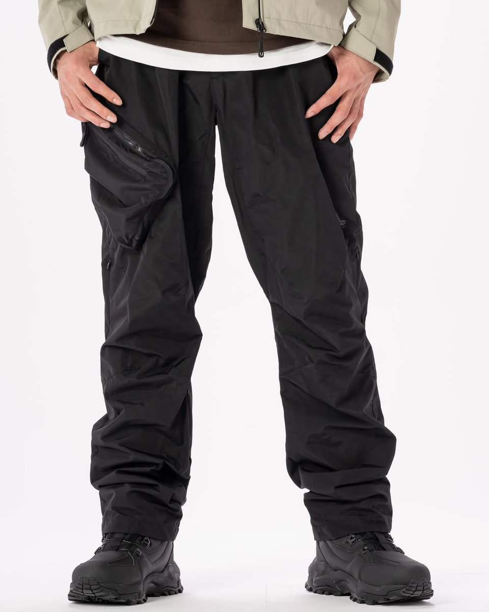CathyMartiny's tweet photo. For LL/3L riders: packable pants with a clean fit, built-in knee protectors, and windproof waterproof fabric. Compact for touring, travel, or rentals. Now 40% off—only LL and 3L available. Check the official store while supplies last. https://t.co/7sEOrazWT1