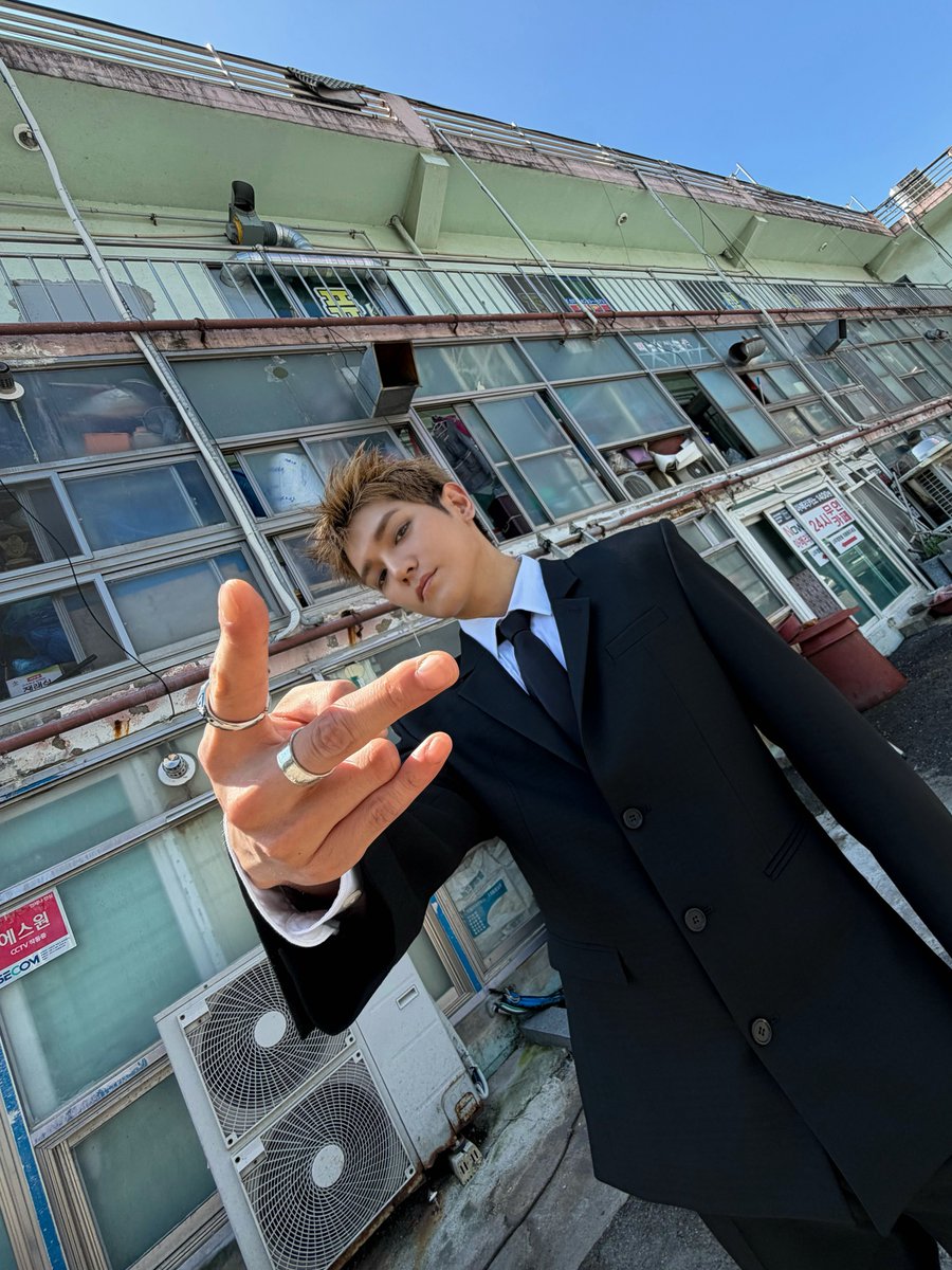NCTsmtown_127's tweet photo. 𝗯𝘂𝘇𝘇𝗶𝗻’

EVERYTHING, ALL AT ONCE, NEO
https://t.co/vkFUnwHeM8

#TAEYONG
#NCT127 #BLINGY 
#NCT127_BLINGY
#NCT_10TH_ANNIVERSARY https://t.co/KOUlvvcpsL