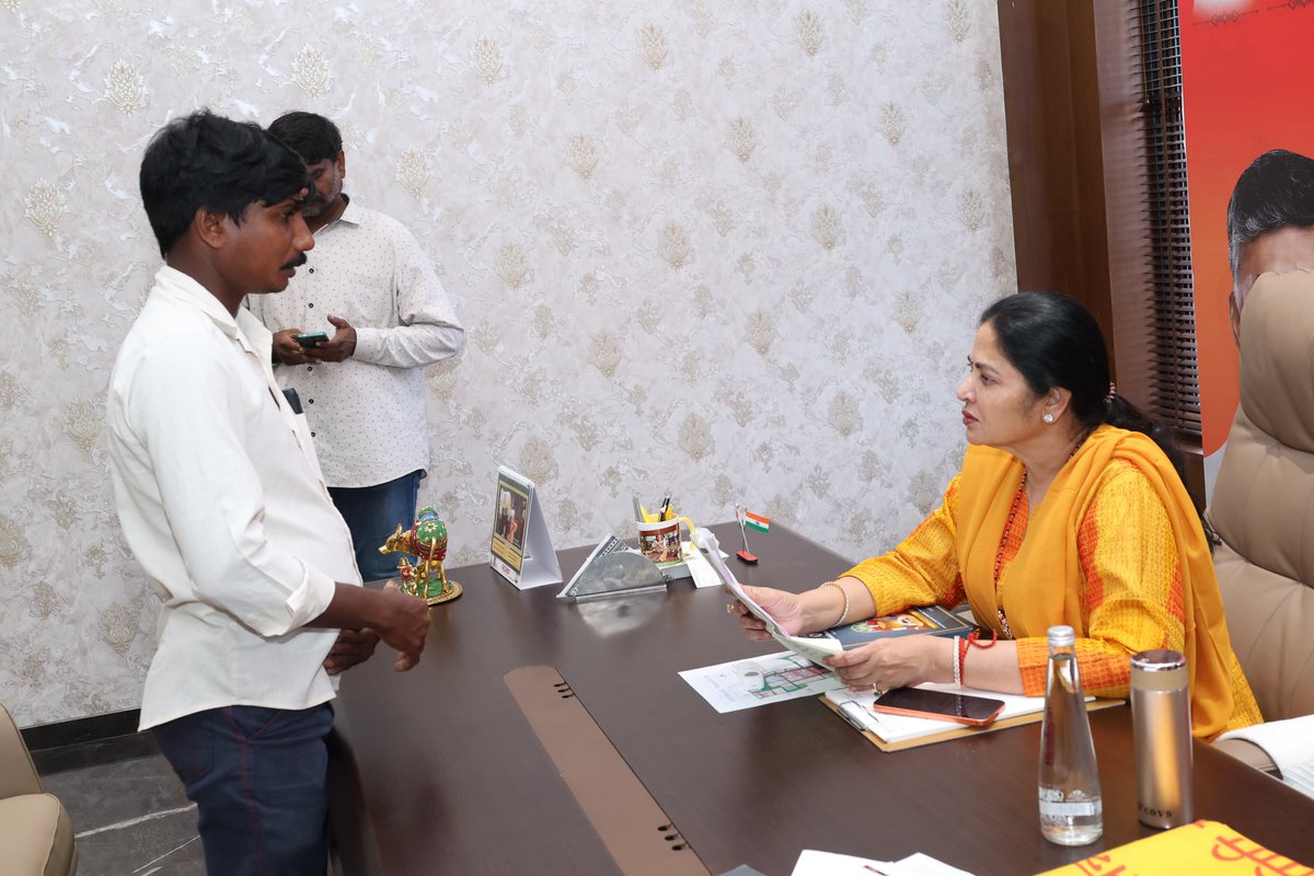 Prashanthi_VPR's tweet photo. ప్రజల సమస్యలు తెలుసుకుని, వాటికి పరిష్కారం చూపించడమే ప్రజాప్రతినిధిగా నా ప్రధాన బాధ్యత.

ఈ రోజు శుక్రవారం వీపీఆర్‌ కార్యాలయంలో నిర్వహించిన ప్రజాదర్బార్‌లో నియోజకవర్గంలోని వివిధ మండలాల నుంచి వచ్చిన ప్రజలను కలిసి వారి సమస్యలను స్వయంగా విన్నాను. వ్యక్తిగత సమస్యలతో పాటు గ్రామాలు, ప్రాంతాలకు సంబంధించిన పలు అంశాలను నా దృష్టికి తీసుకువచ్చారు.

ప్రతి వినతిని క్షుణ్ణంగా పరిశీలించి, సంబంధిత అధికారులతో మాట్లాడి సమస్యలను త్వరితగతిన పరిష్కరించేలా అవసరమైన చర్యలు తీసుకోవాలని ఆదేశించాను. ప్రజలకు ఎల్లప్పుడూ అందుబాటులో ఉంటూ వారి సమస్యల పరిష్కారానికి కృషి చేస్తాను.

#PRAJADARBAR #Kovur #VemireddyPrashanthiReddy #VPR #KovurMLA