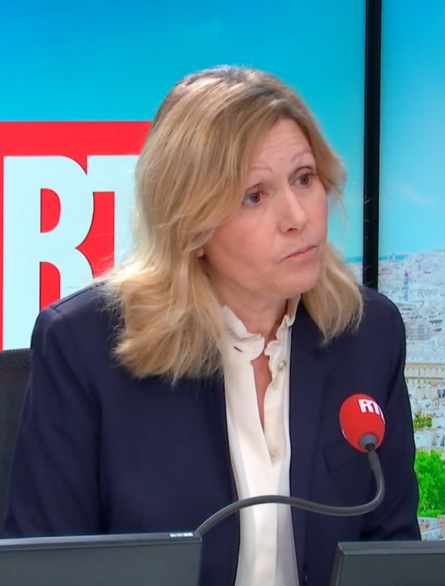 LeaBourseFR's tweet photo. Yaël Braun-Pivet estime que les députés 🇫🇷 sont payés 50 % de moins qu'en Allemagne.

C'est TOTALEMENT faux.

En Allemagne, les députés paient de l'impôt sur leur indemnité brute.

Résultat, en net :

→ 🇫🇷 France : ~6 000 €
→ 🇩🇪 Allemagne : ~6 500 €
Mais le salaire n'est qu'une partie du problème.

Le vrai débat devrait porter sur le coût TOTAL du système politique français.

Un député 🇫🇷 cumule :

1/ son indemnité parlementaire
2/ une enveloppe de collaborateurs parmi les plus élevées d'Europe
3/ des frais de mandat très peu contrôlés
4/ une retraite calculée selon des règles… loufoquement avantageuses 🥲

Et le résultat est assez dingue : le Bundestag coûte MOINS CHER par loi adoptée que l'Assemblée nationale.

Alors même que l'Allemagne est plus riche (et plus peuplée) que la France.