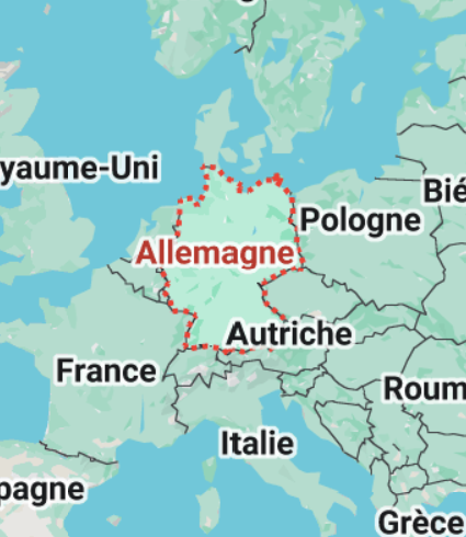 LeaBourseFR's tweet photo. Yaël Braun-Pivet estime que les députés 🇫🇷 sont payés 50 % de moins qu'en Allemagne.

C'est TOTALEMENT faux.

En Allemagne, les députés paient de l'impôt sur leur indemnité brute.

Résultat, en net :

→ 🇫🇷 France : ~6 000 €
→ 🇩🇪 Allemagne : ~6 500 €
Mais le salaire n'est qu'une partie du problème.

Le vrai débat devrait porter sur le coût TOTAL du système politique français.

Un député 🇫🇷 cumule :

1/ son indemnité parlementaire
2/ une enveloppe de collaborateurs parmi les plus élevées d'Europe
3/ des frais de mandat très peu contrôlés
4/ une retraite calculée selon des règles… loufoquement avantageuses 🥲

Et le résultat est assez dingue : le Bundestag coûte MOINS CHER par loi adoptée que l'Assemblée nationale.

Alors même que l'Allemagne est plus riche (et plus peuplée) que la France.