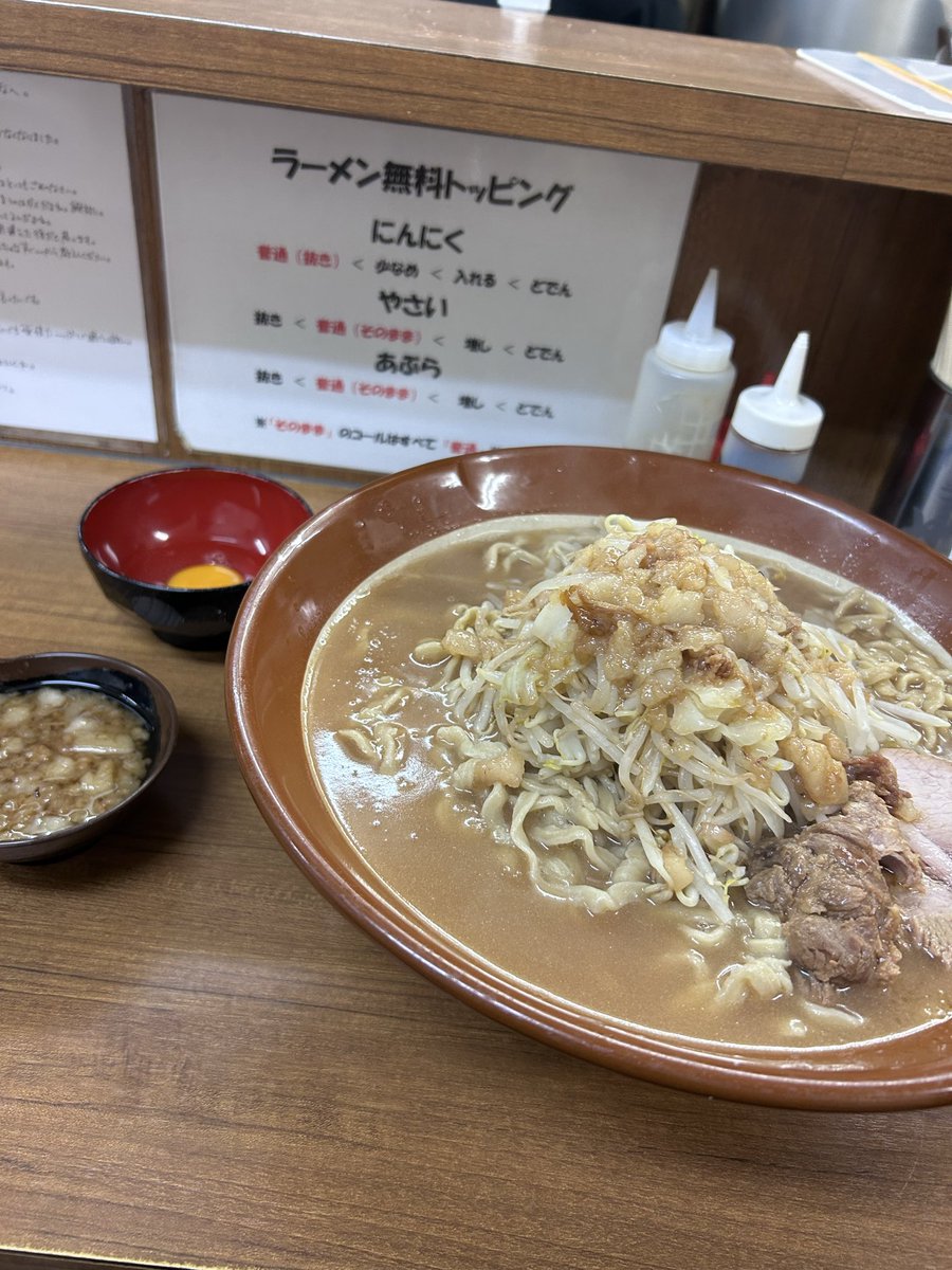 Verde_0722_548's tweet photo. ラーメンの店どでん北浦和店

ラーメン大（柔め）　1150円
【あぶらどでん】
麺増し×4「+👕特典＝1100g」　800円
生玉子　50円

9月最初のどでん！
素晴らしき後輩と共に！ありがとうね😊
美味過ぎる✨柔和なる一杯🍜更に旨味🆙のスープや柔麺は💯豚もやはりLevel🆙

約12分で完食🥣
ご馳走様でした！ https://t.co/DPLNCSk7eV