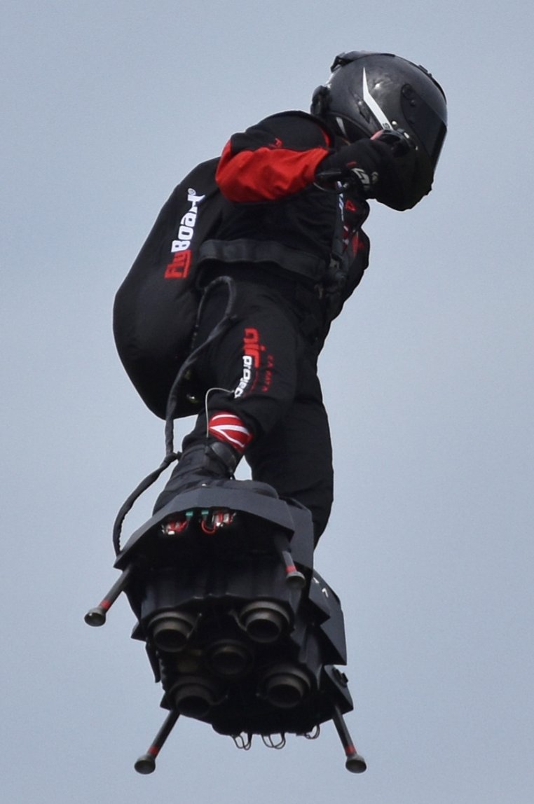 Manouelws's tweet photo. @Georges6675 @Velodumarais Moi je veux aller au bureau en Flyboard Air comme Francky Zapata, la mairie de Paris ne veux pas sous prétexte que ça brule 250litres de kérosène /100km et que ça émet 120 décibels, c'est une entrave à ma liberté ! https://t.co/VvNo2BjV4e