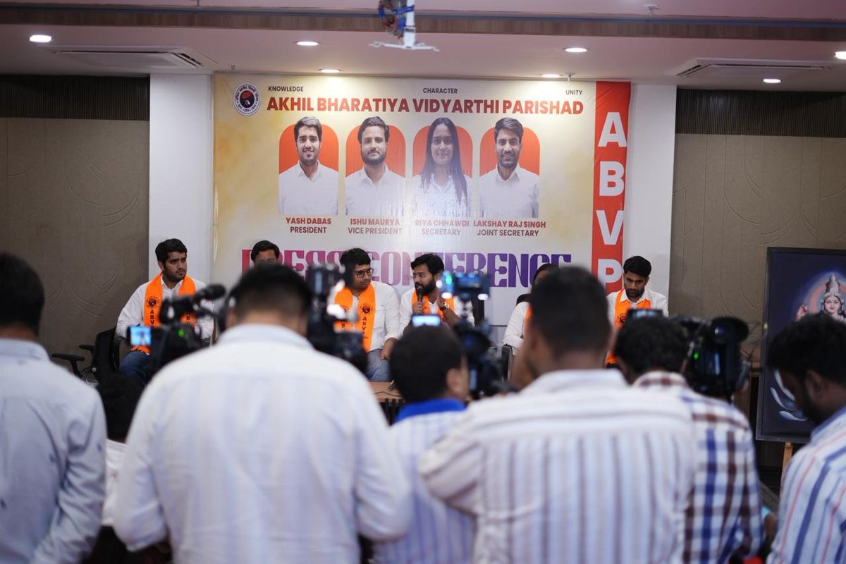 ABVPVoice's tweet photo. अखिल भारतीय विद्यार्थी परिषद द्वारा दिल्ली विश्वविद्यालय छात्र संघ चुनाव 2026-27 के निमित्त आयोजित पत्रकार वार्ता को राष्ट्रीय महामंत्री डॉ वीरेंद्र सिंह सोलंकी ने संबोधित किया!

दिल्ली विश्वविद्यालय छात्र संघ चुनाव 2026-27 हेतु ABVP के प्रत्याशी: 

7 - यश डबास - अध्यक्ष पद हेतु 
3 - इशू मौर्य - उपाध्यक्ष पद हेतु 
3 - रिया छाबड़ी - सचिव पद हेतु 
3 - लक्ष्यराज सिंह - संयुक्त सचिव पद हेतु 

पत्रकार वार्ता में अभाविप दिल्ली के प्रदेश मंत्री श्री सार्थक शर्मा भी मौजूद थे। 

#ABVP4DUSU