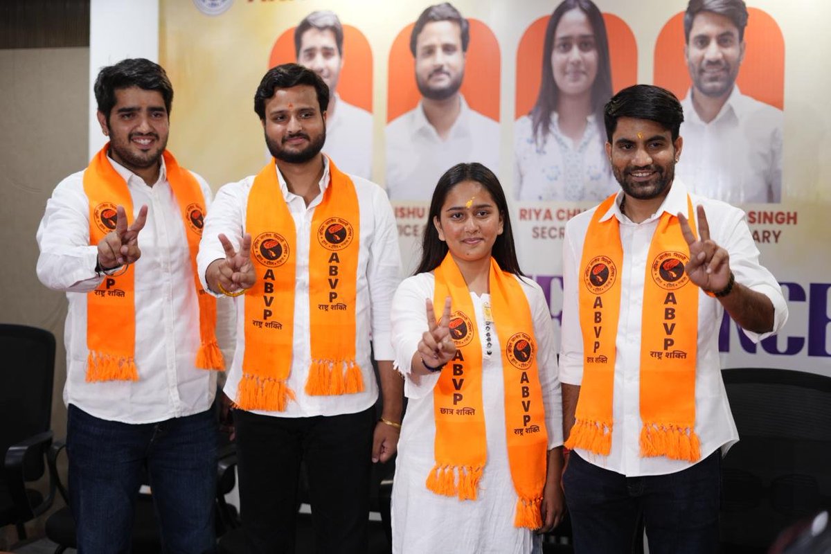 ABVPVoice's tweet photo. अखिल भारतीय विद्यार्थी परिषद द्वारा दिल्ली विश्वविद्यालय छात्र संघ चुनाव 2026-27 के निमित्त आयोजित पत्रकार वार्ता को राष्ट्रीय महामंत्री डॉ वीरेंद्र सिंह सोलंकी ने संबोधित किया!

दिल्ली विश्वविद्यालय छात्र संघ चुनाव 2026-27 हेतु ABVP के प्रत्याशी: 

7 - यश डबास - अध्यक्ष पद हेतु 
3 - इशू मौर्य - उपाध्यक्ष पद हेतु 
3 - रिया छाबड़ी - सचिव पद हेतु 
3 - लक्ष्यराज सिंह - संयुक्त सचिव पद हेतु 

पत्रकार वार्ता में अभाविप दिल्ली के प्रदेश मंत्री श्री सार्थक शर्मा भी मौजूद थे। 

#ABVP4DUSU