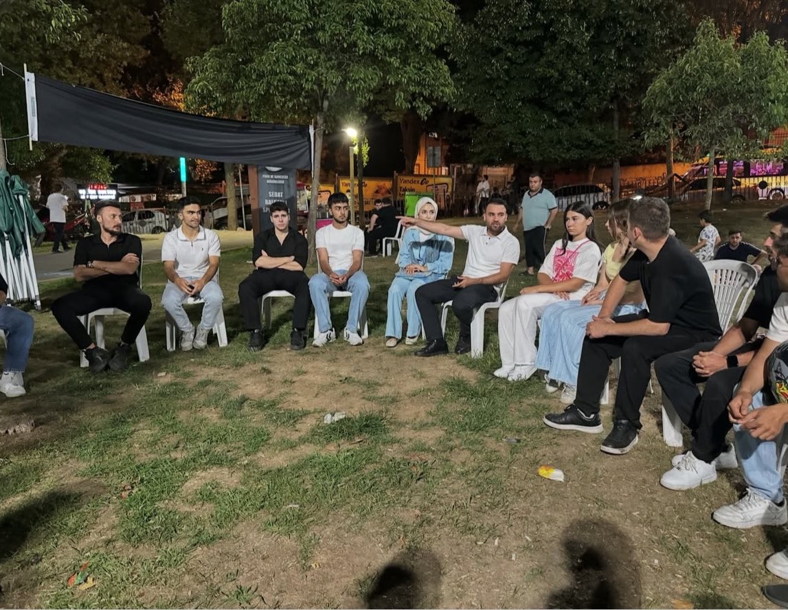 akgopgenc's tweet photo. Sıcak bir yaz akşamında, İlçe Başkanımız Mustafa Eren Tilki ile birlikte genç kardeşlerimizle bir araya gelerek keyifli bir sohbeti gerçekleştirdik. 

Gençlerimizin fikirlerini dinlediğimiz, samimi ve güzel bir akşamı hep birlikte paylaştık. 🇹🇷 https://t.co/9DifAIVKT5