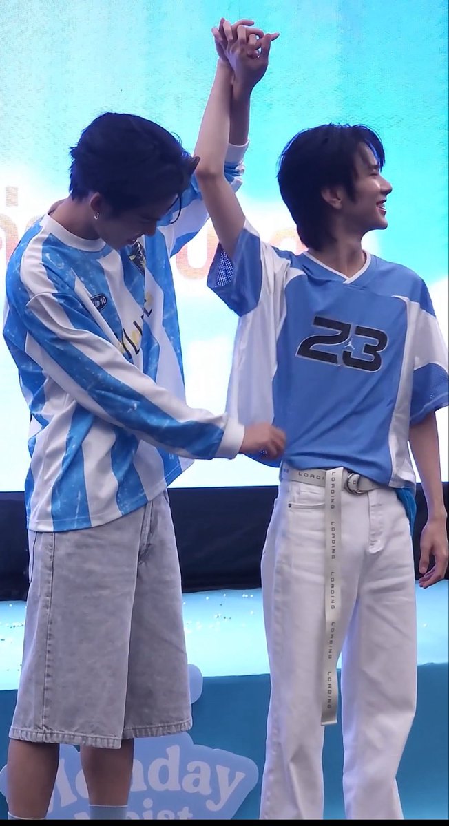 sofia_exolover's tweet photo. It was too late when auau realized he fully exposed Save’s tiny waist https://t.co/E9O279wiSr