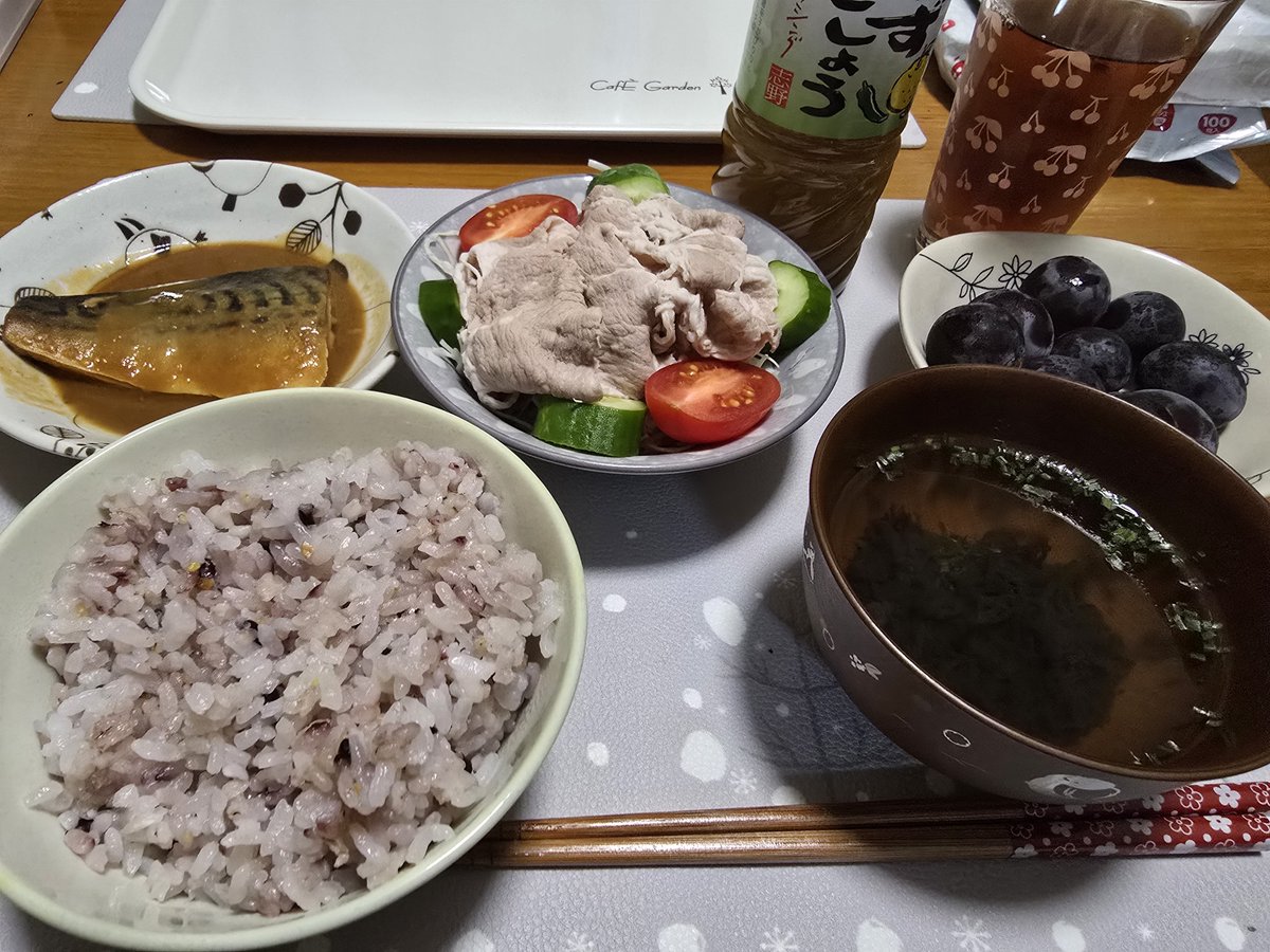 mio_cherry1112's tweet photo. 本日の夕食🌃🍴
山梨の祖母から🍇が来ました🎶

・雑穀米
・もずくスープ
・サバ味噌煮
・冷しゃぶサラダ
・ぶどう🍇
#おうちごはん
#ひとりごはん https://t.co/e6yyazwZVE
