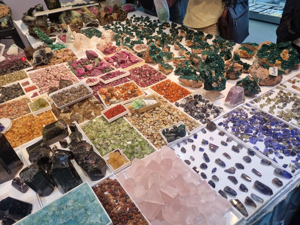 ShizenHandmade's tweet photo. วันนี้เราไปงาน the 74th Bangkok Gems &amp; Jewelry Fair ที่ศูนย์สิริกิต มาค่ะ เก็บภาพบางส่วนมาฝาก
เราชอบพวกหินดิบมากเลย~ 

/จริงๆ งานเขาใหญ่มาก และมี Jewelry สวยๆ เยอะมาก! แต่เราไม่ได้ถ่ายมา เพราะส่วนใหญ่เป็นงานดีไซส์ค่ะ

พรุ่งนี้วันสุดท้ายแล้ว รีบไปน้า 💖✨️ https://t.co/0Bnudq1cid
