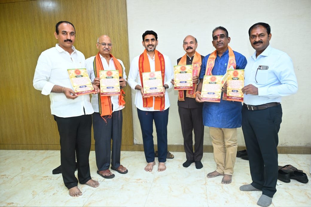 avinashmvs6's tweet photo. వీరమాచినేని రంగ ప్రసాద్, బీవీ రమణ కుమార్, ప్రధాన కార్యదర్శి  పాకాల త్రినాథ్, కార్యదర్శి వలివర్తి దుర్గాప్రసాద్, ప్రభుత్వ సంబంధాల కార్యదర్శి గొట్టిపాటి రామకృష్ణ ప్రసాద్ పాల్గొన్నారు.
#NaraLokesh 
#AndhraPradesh
#MyTDP 
@naralokesh https://t.co/TSKKIeQx34