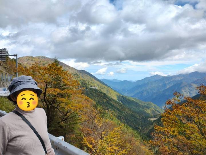 fujiyo222's tweet photo. 母と四国の名峰「剣山」へ行った時の思い出の一枚⛰️✨遮るもののない壮大な山並みと秋を告げる🍂🍁色づいた木々🌲澄み切った空気に包まれて、最高のパワーチャージ（開運）ができた特別な親子旅で���た💖✨ 写真を見返すだけで元気がもらえます😆✨

#旅の思い出 #剣山 #徳島 #パワースポット https://t.co/f2mtz7yqoP
