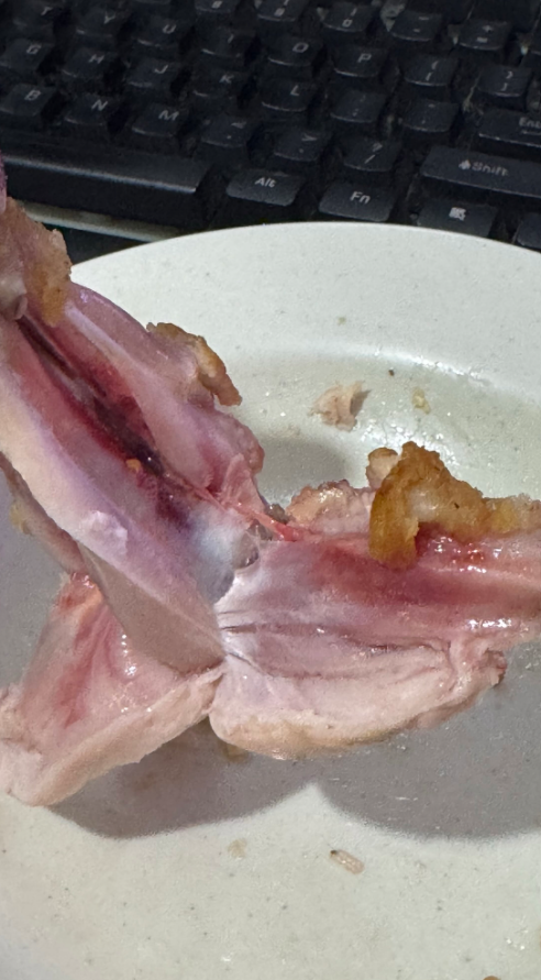 txtharihariWNI's tweet photo. TOLONG buat para suhu-suhu yang pinter masak, ajarin aku cara goreng ayam yang bener supaya bisa MATENG SEMPURNA 😭🙏🏻

Aku kira udah JUICY, ternyata masih mentah...

Auto HOEK HOEK pas makannya. 🥲😭

Menurut kalian, gimana sih cara goreng ayam biar mateng sampai dalam tapi tetap juicy dan nggak gosong?