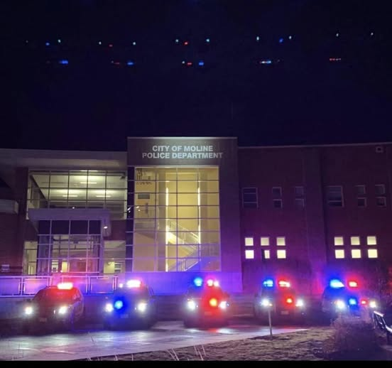 MolinePolice's tweet photo. Twenty-five years ago our country changed.
We will never forget that day nor the memories of the thousands of lives were lost including over 400 first responders.
We will honor their lives by serving our community with the same courage &amp; dedication in which they served theirs. https://t.co/f51HIxPIM4
