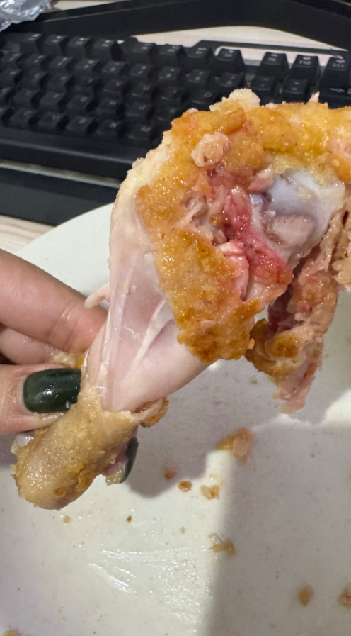 txtharihariWNI's tweet photo. TOLONG buat para suhu-suhu yang pinter masak, ajarin aku cara goreng ayam yang bener supaya bisa MATENG SEMPURNA 😭🙏🏻

Aku kira udah JUICY, ternyata masih mentah...

Auto HOEK HOEK pas makannya. 🥲😭

Menurut kalian, gimana sih cara goreng ayam biar mateng sampai dalam tapi tetap juicy dan nggak gosong?