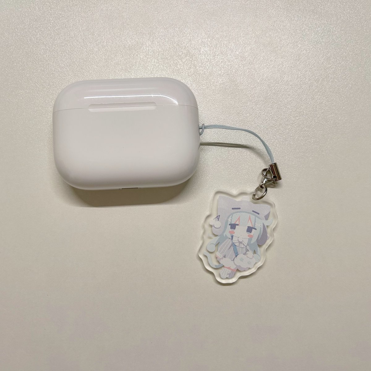 suzukaze_skrame's tweet photo. スマホにはストラップループがないですけど、AirPods Proにつけるのも意外といいですね。
 #かなめなかエゴサ用 https://t.co/GF0fh6kn8Q