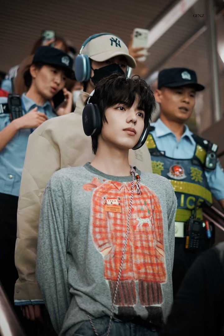 bintangikan's tweet photo. shuyuan and his 188cm tall bodyguard hubby  😶‍🌫 
#ollie #shuyuan #tianyuan https://t.co/elGrgpo9Hl