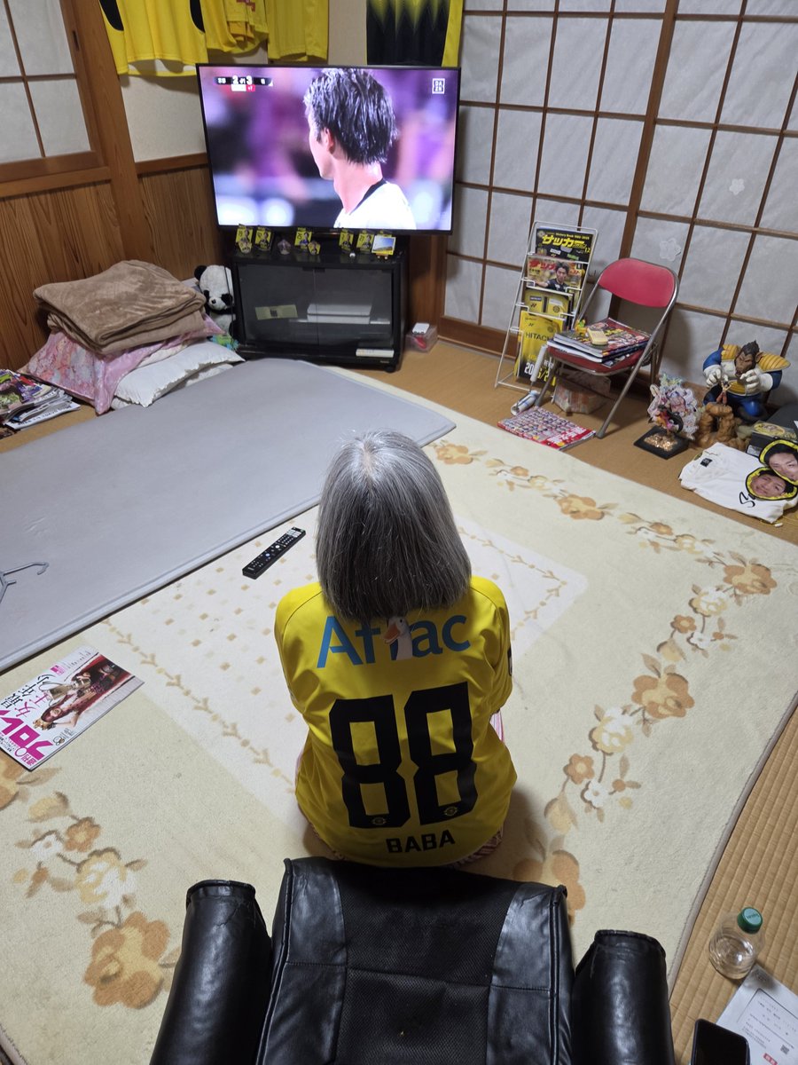 VngC5YxuyA7SNGu's tweet photo. オババが風呂上がりに見始めたら、レイソルが大逆転した🤣。勝利の女神ならぬ勝利の婆ちゃんかよ。試合終了の瞬間｢おやすみ｣ってかっこよすぎや🤣 https://t.co/UPi1ADu4Mm