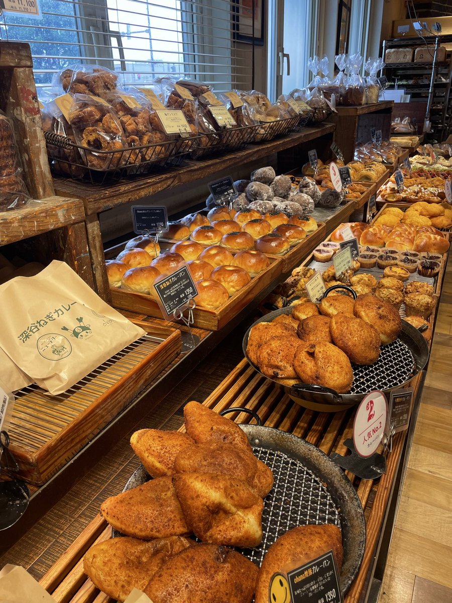 zawawa_saitama's tweet photo. 朝から大人気のパン屋が本庄にあった

📍本庄市 ベーカリーキッチンオハナ 本庄本店
朝7時からオープンしてるパン屋で、イートインコーナーは午前中でもしっかり混んでいました。
深谷ねぎカレーパンがめっちゃ美味かった！ https://t.co/LXwNOiU5OX