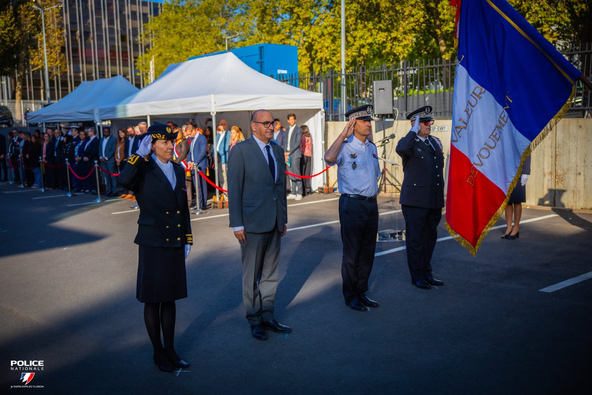 PoliceNat91's tweet photo. 👮‍♂️ Ce matin en #Essonne, M. le ministre de l’Intérieur, aux côtés de Mme la @Prefet91 et de M. le Directeur de la @PoliceNationale, a présidé la cérémonie d’installation des nouveaux agents affectés dans le département.
Il a également animé une réunion de lutte contre les #rixes. https://t.co/R4Ykn9wRy5