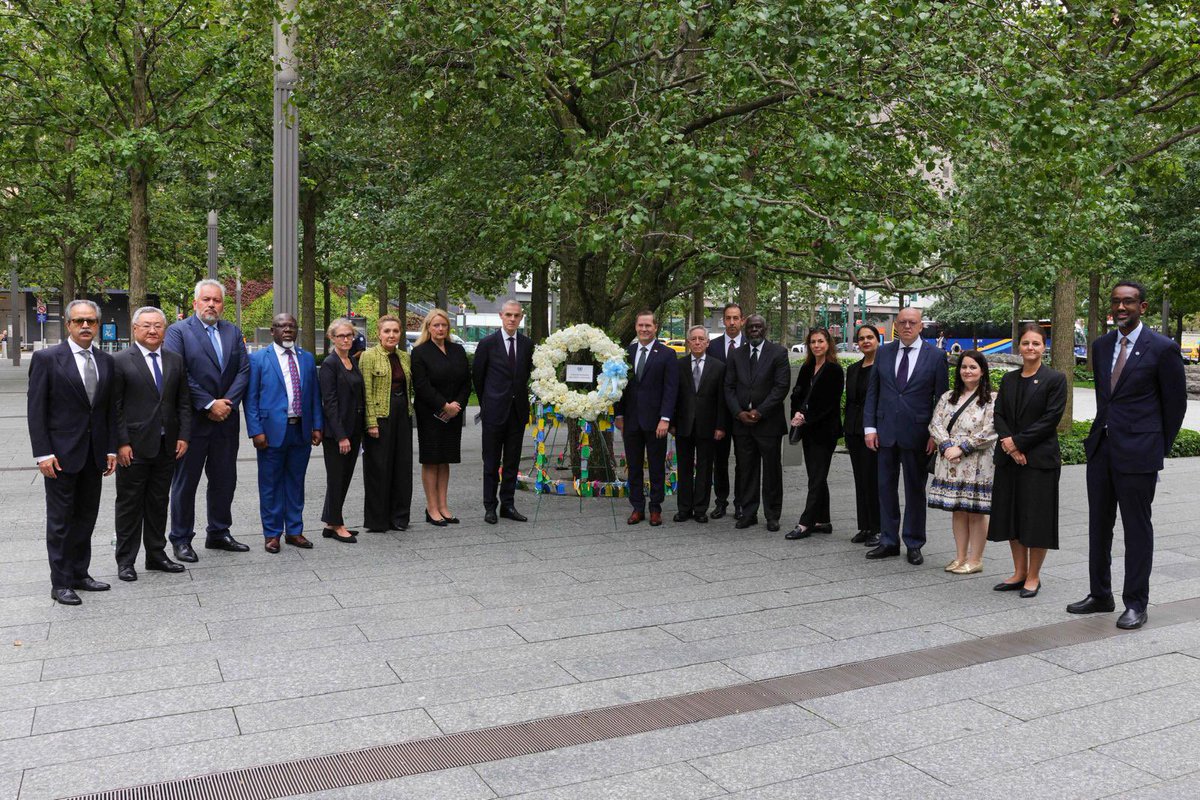franceonu's tweet photo. 🇫🇷🇺🇸 La France, qui préside ce mois-ci le Conseil de sécurité comme il y a 25 ans, se tient aux côtés des États-Unis pour honorer la mémoire des victimes du 11 septembre 2001 et réaffirmer son engagement dans la lutte contre le terrorisme. https://t.co/20u8sB23Qz