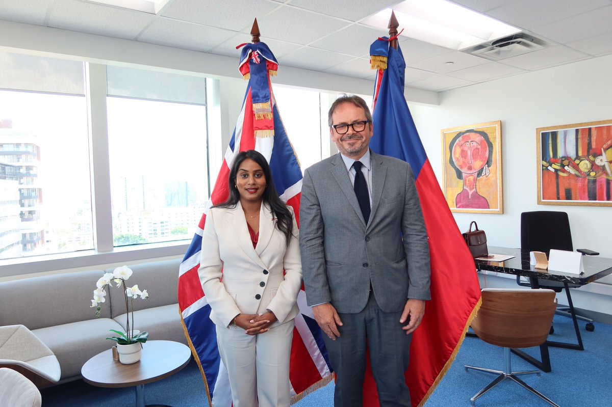 ukindomrep's tweet photo. 🇩🇴🇭🇹 Durante su visita a Santo Domingo, @Uma_Kumaran, junto a @CarolvanderWalt, se reunió con socios internacionales para conversar sobre Haití, seguridad regional y los esfuerzos en marcha para apoyar la estabilidad, los derechos humanos y la coordinación internacional. https://t.co/4WHJWtxjfz