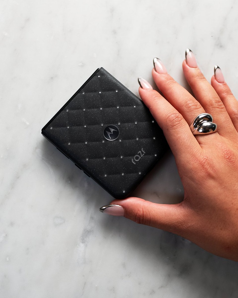 Moto's tweet photo. The art of the flip, refined. 
The latest addition to the #BrilliantCollection arrives in PANTONE Meteorite finish, where Swarovski® Crystals in Silver Night dazzle and come together with the leather-inspired texture in quiet, modern luxury. #MotorolaCollections #MotorolaRazr70

Learn more:  https://t.co/6CkaLPSz9a