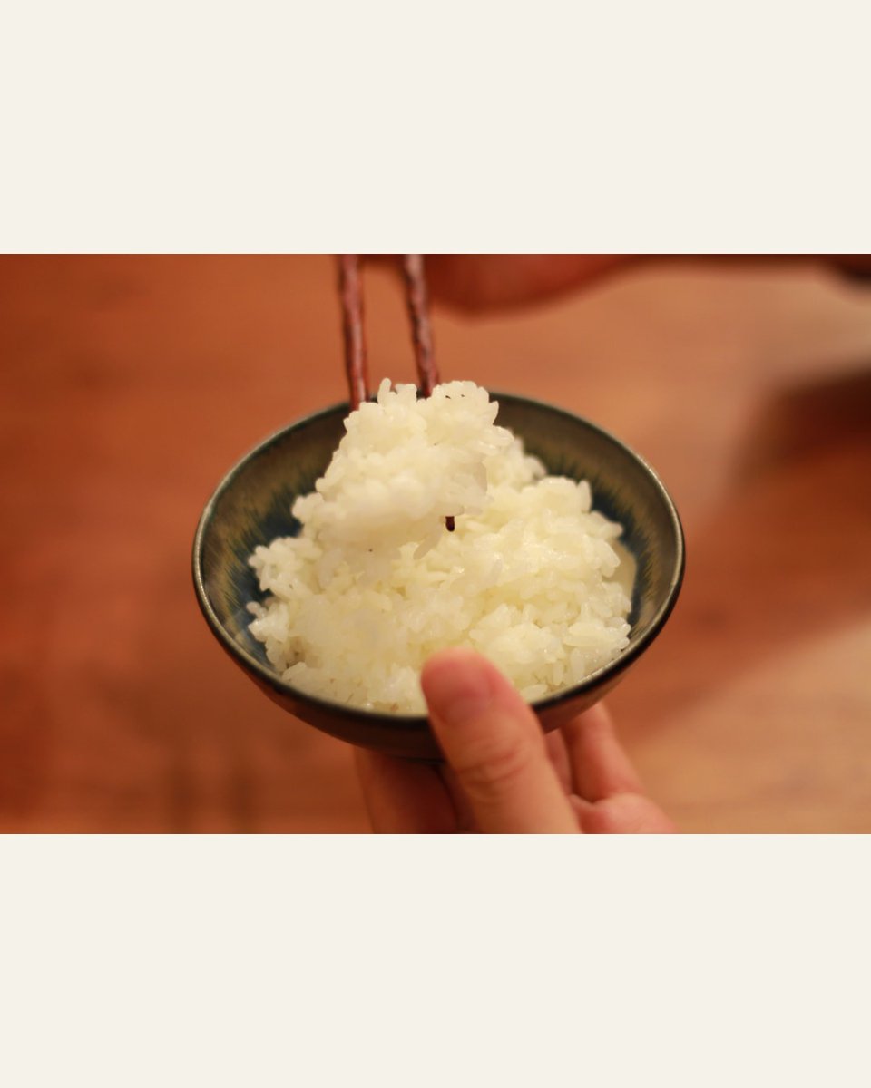 oborisomayaki's tweet photo. 器だけで見る黒と、ごはんを盛った時の黒。松永窯の飯碗 ブラック（大）は、使う場面で輪郭と色の対比がはっきりします。手に持った姿まで4枚で。商品ページは返信へ。

#大堀相馬焼 #松永窯 https://t.co/Kcq4CKDa2E