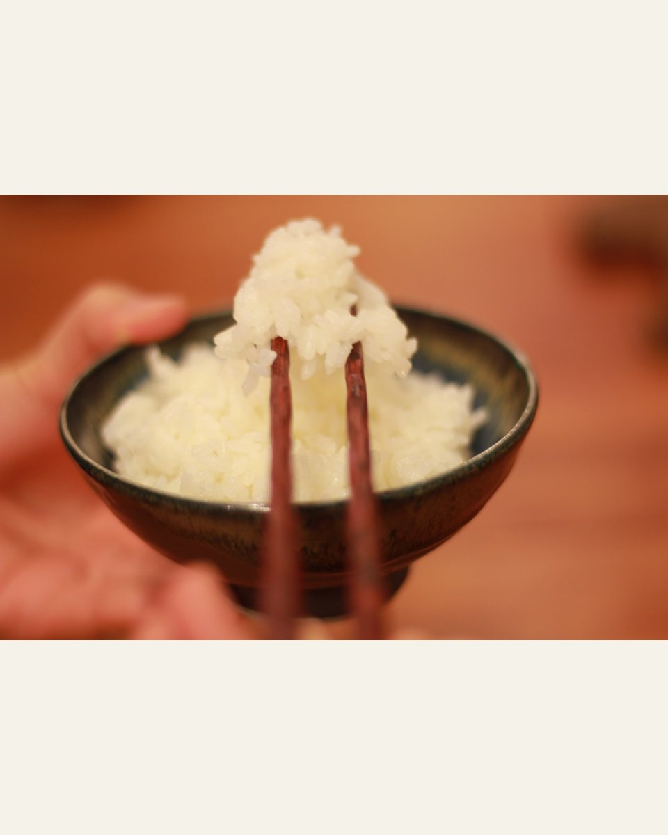 oborisomayaki's tweet photo. 器だけで見る黒と、ごはんを盛った時の黒。松永窯の飯碗 ブラック（大）は、使う場面で輪郭と色の対比がはっきりします。手に持った姿まで4枚で。商品ページは返信へ。

#大堀相馬焼 #松永窯 https://t.co/Kcq4CKDa2E