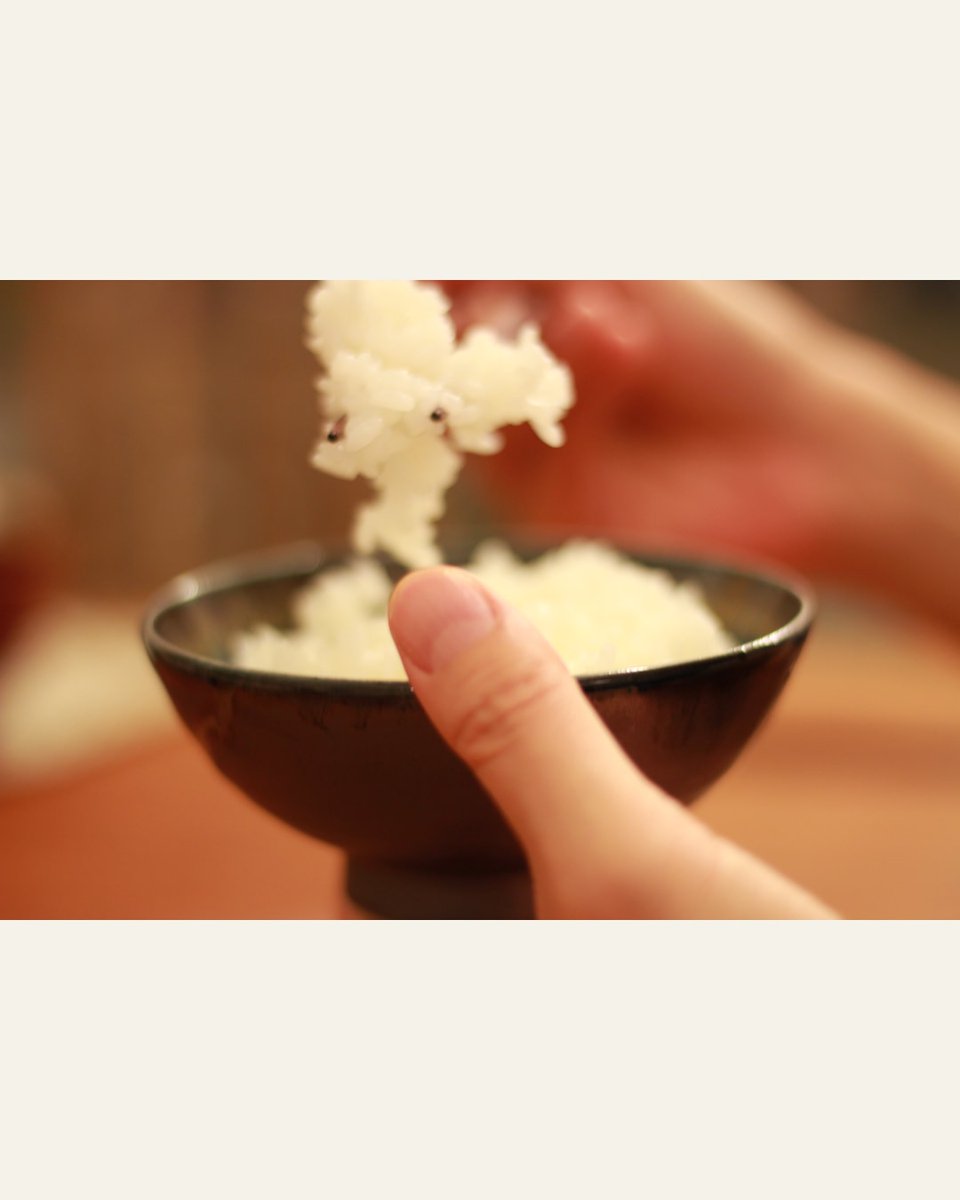 oborisomayaki's tweet photo. 器だけで見る黒と、ごはんを盛った時の黒。松永窯の飯碗 ブラック（大）は、使う場面で輪郭と色の対比がはっきりします。手に持った姿まで4枚で。商品ページは返信へ。

#大堀相馬焼 #松永窯 https://t.co/Kcq4CKDa2E
