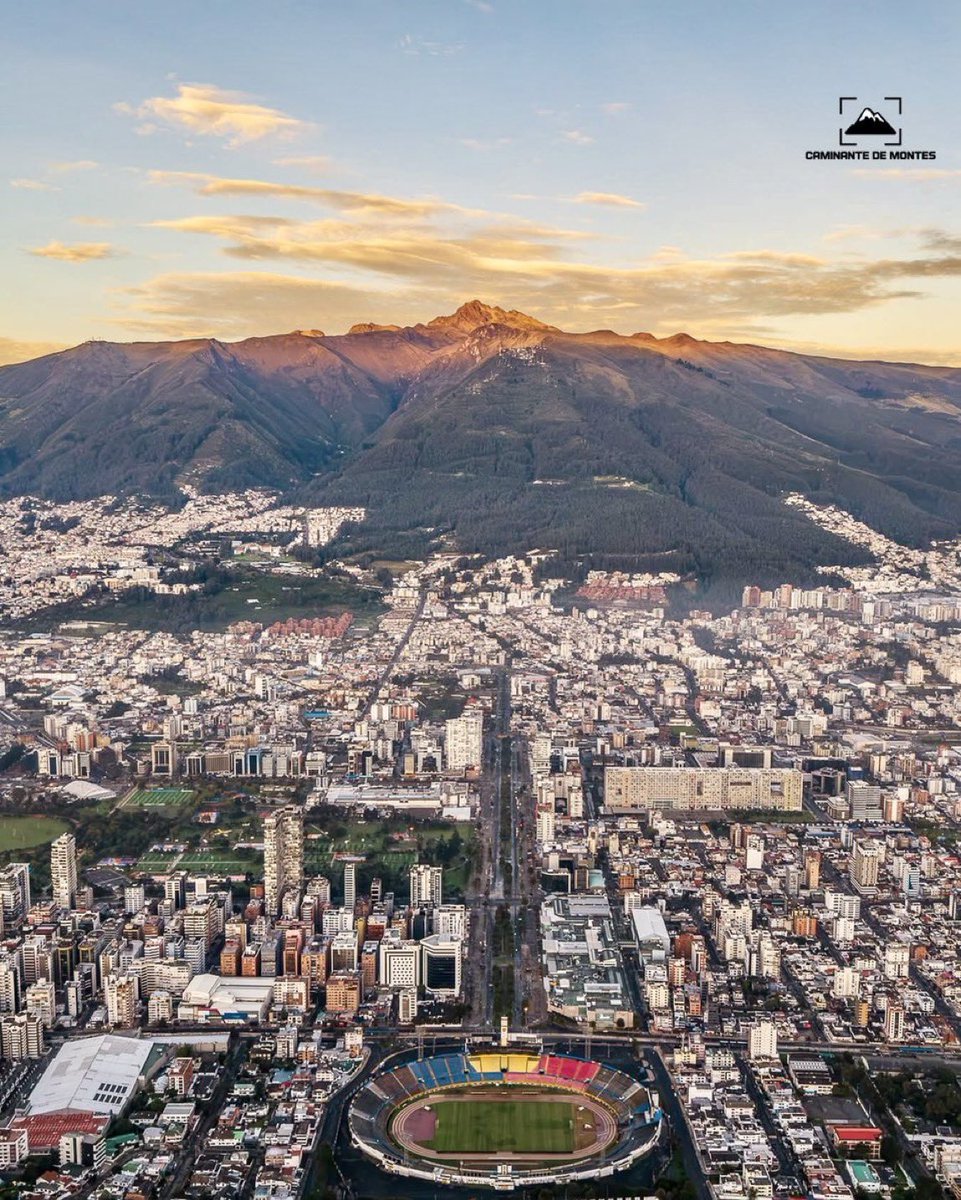 E_Najas's tweet photo. Buenos días. Pocas ciudades tienen esta brutalidad geográfica. Vivimos al pie de un volcán que nos enmarca la vida desde el occidente con su Rucu y el Guagua, que son también nuestro lienzo y límite. #Quito: a la altura, siempre. Foto: Caminante de Montes. https://t.co/cDVfVOheRb