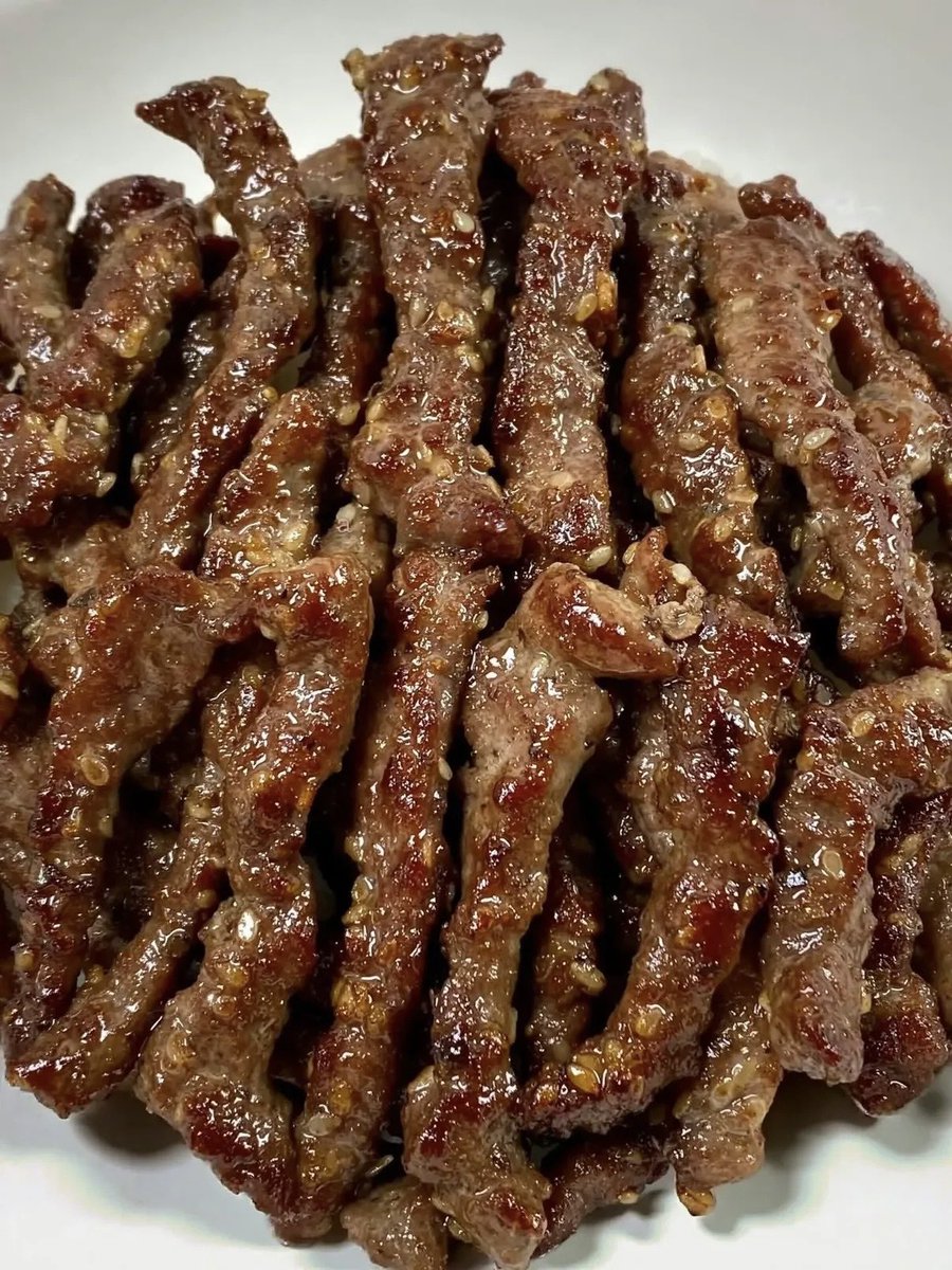 prettylexixoxos's tweet photo. SA NAGTURO NITO, MARAMING SALAMAT AT RESPECT PO 😭🙇🏻‍♀️😂

As a mom, alam niyo yung struggle na araw-araw nag-iisip kung anong ulam or side dish ang kakainin ng kids. 🥲

Kaya nung nabasa kong gustong-gusto raw ’to ng mga bata, sabi ko, “Sige, try ko nga.”

And GIRL… yung anak kong picky eater at konti lang kumain, nakaubos ng isang bowl of rice! 😭🍚✨

Ngayon, siya na mismo ang laging nanghihingi. HAHAHA. Mom win! 🤭