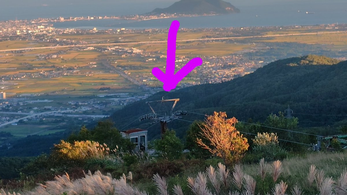 chiharu6142's tweet photo. きじひき高原展望台へ。
ぐるっと見渡して、駒ヶ岳、大沼小沼、函館山、あれは青森県が見えてるの？と。
視線を手前に移動させてきたら、新幹線駅前の東横イン。
もっと手前に、リフトの支柱！？
幻のニヤマ高原スキー場のリフト支柱なのか？ https://t.co/FCtoQ6iXA4