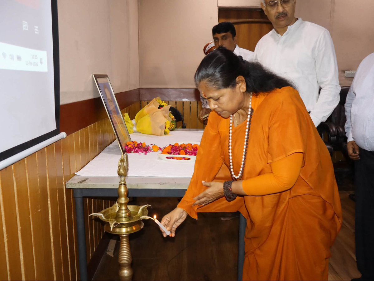 NCBC_INDIA's tweet photo. लखनऊ में राष्ट्रीय पिछड़ा वर्ग आयोग की माननीय अध्यक्ष साध्वी निरंजन ज्योति जी ने उत्तर प्रदेश सरकार के विभिन्न विभागों के वरिष्ठ प्रशासनिक अधिकारियों के साथ पिछड़ा वर्ग से जुड़े विविध विषयों, योजनाओं के क्रियान्वयन और जनशिकायतों की स्थिति की समीक्षा कर उनके समयबद्ध व प्रभावी निस्तारण हेतु आवश्यक दिशा-निर्देश दिए।