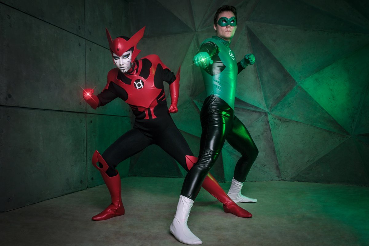 shieraphoenix's tweet photo. I'm so happy that Lanterns are trending right now! I have a really cool old set from back when I used to cosplay male characters 😋

#Lanterns #DCcomics #DCcosplay #GreenLantern #GreenLanterncosplay #RedLanterncosplay #HalJordan #cosplayers https://t.co/iZdzSA5hFt