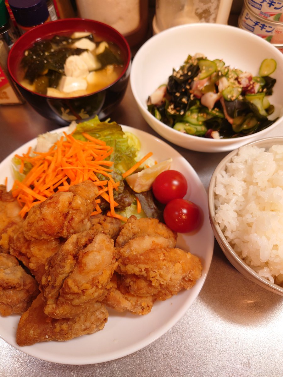 rion_0109_'s tweet photo. 唐揚げとサラダとたこの酢の物とお味噌汁を作りました🐔 https://t.co/AaemtcFxOt