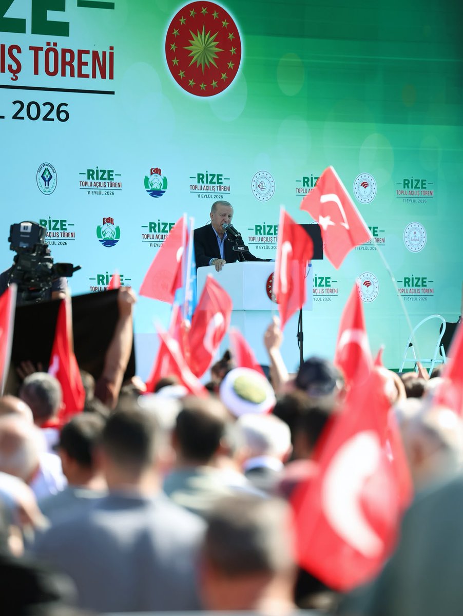 Akparti's tweet photo. “Biz sadece 86 milyona değil, gelecek nesillere karşı da sorumluyuz. Onun için muhalefetin ne dediğiyle, ne yaptığıyla ilgilenmiyoruz.”

Cumhurbaşkanımız Sayın Recep Tayyip Erdoğan, Rize’de Yapımı Tamamlanan Yatırımların Toplu Açılış Töreni'ne katıldı. https://t.co/ioWuOVWzZj