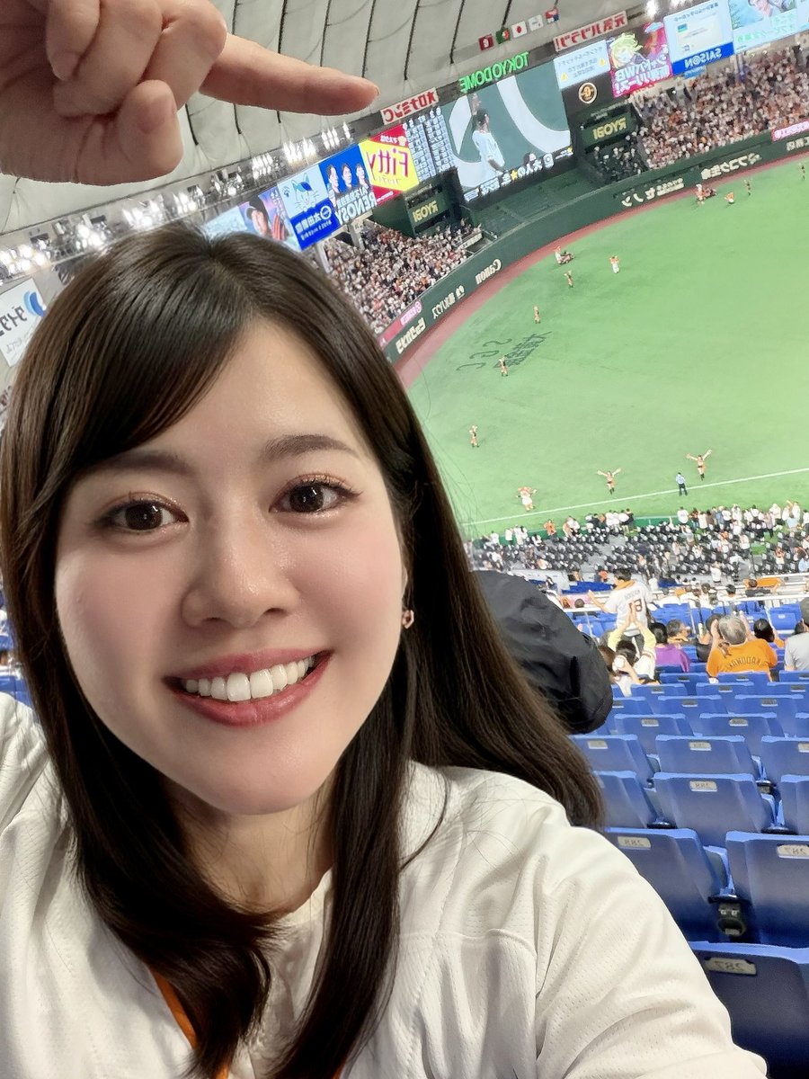 aki_nzk's tweet photo. 先日、同じ事務所の椛白侑希ちゃん、都帆衿朱ちゃん、橋本みや子ちゃん、山吹めぐちゃんと野球観戦してきました。

私の持っている応援グッズで皆を可愛くコーディネート♡
勝利の女神たちのおかげで今回も巨人が勝利🙌
１位阪神とは1.5ゲーム差まで近付きました！！

そんな明日は東京ドームで行われる今シーズン最後の巨人阪神戦。
先発は開幕投手を務めた二人による対決なのでとても楽しみな一戦です。
現地には行けませんが、全力で応援しています！
優勝目指して頑張れジャイアンツ！！