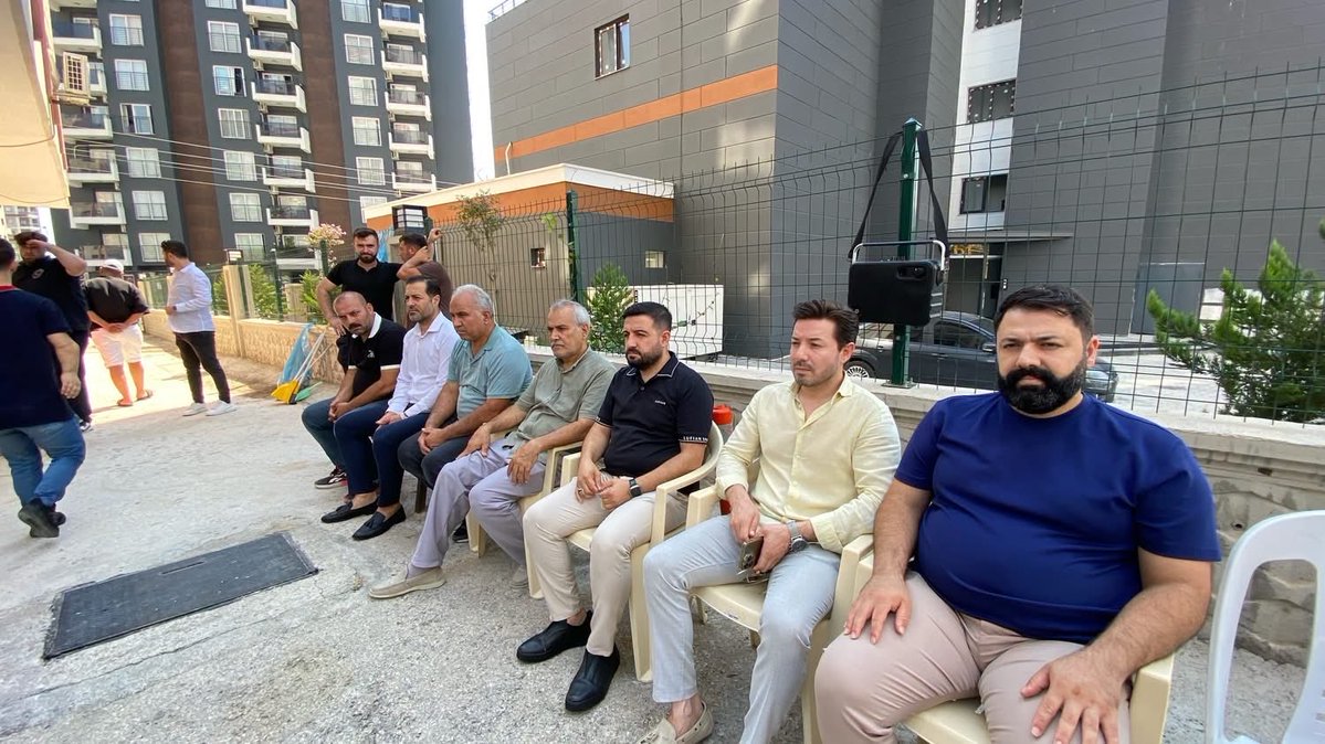 omerryasarrr's tweet photo. 📍Taziye Ziyareti

Mezitli İlçe Başkanlığı komşumuz, kıymetli kardeşimiz Fırat Kayar’ın vefatı dolayısıyla taziye ziyaretinde bulunduk.

İlçe Teşkilat Başkanımız Sayın Ömer Yaşar, İlçe Siyasi ve Hukuki İşler Başkanımız Sayın Hüseyin Soydan ve teşkilat mensuplarımızla birlikte merhum Fırat Kayar’ın ailesine ve yakınlarına başsağlığı dileklerimizi ilettik.

Merhuma Allah’tan rahmet; ailesine, sevenlerine ve tüm yakınlarına sabır ve başsağlığı diliyoruz.

Mekânı cennet, makamı âli olsun. 🤲