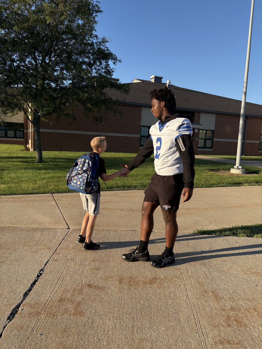 MidviewHS's tweet photo. It’s Fist-Bump Friday!  Go Middies!
@MiddieUpdates @Middie_Football https://t.co/Q3izzi2Xkf