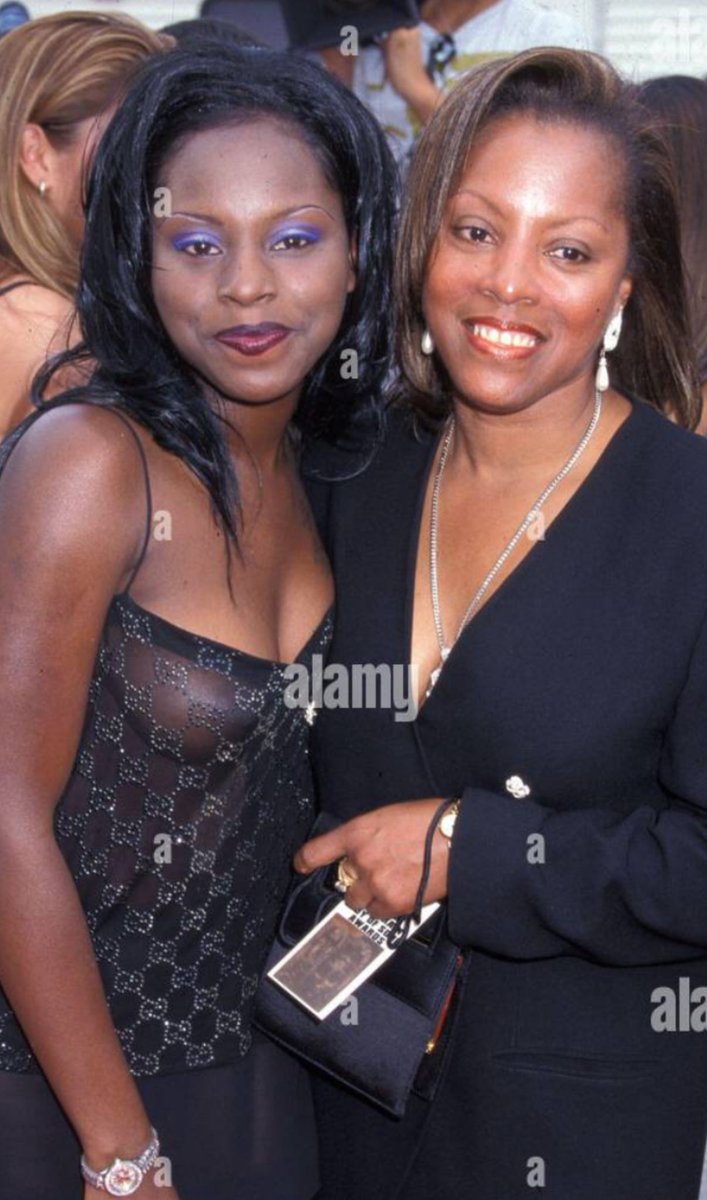 NeverStopNews's tweet photo. I donโt know who she calling UGLY???? I never looked burned out BACK IN THE DAY! GTFOH #foxybrown https://t.co/JHKl51cMru