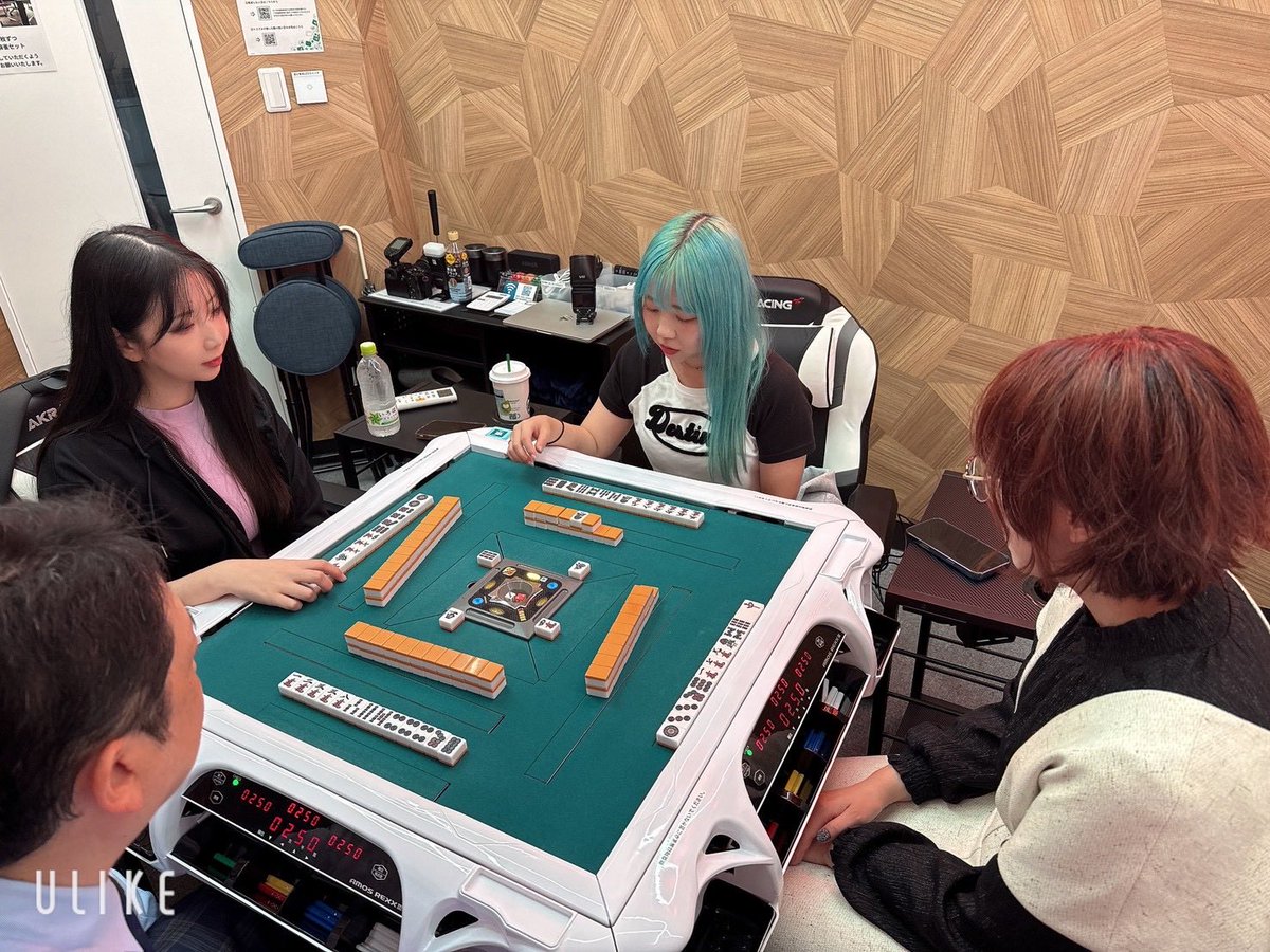 I_yuripon's tweet photo. 来週月曜日の産経新聞社杯に向けてアースジェッツの三浦さんを講師にお招きした勉強会をしました👩‍🏫うっかりな打牌選択の微修正がたくさんできたので放送対局はばっちりできそう！！✌️ https://t.co/ER9GC6T3Fz